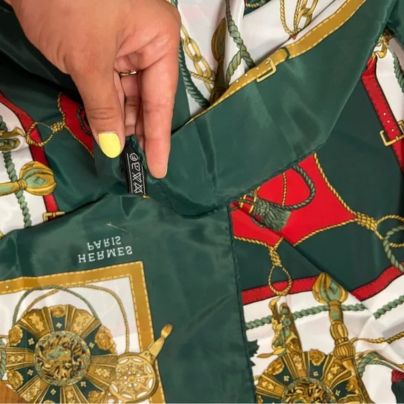 Larga bandana with print 100% sets-silk in color green red white and gold